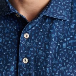 Peter Millar Golf Shirt - Badlands Bluff Polo - Navy AW23 17 Peter Millar Golf Shirt - Badlands Bluff Polo - Navy AW23 -Fashion Golf peter millar model shot close up 0002 background